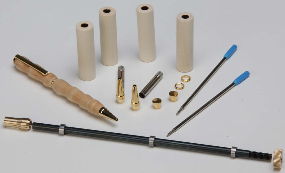 UNIMAT-Penmaker-Aufnahmedorn mit Holzrohlingen, Kugelschreiber-Bauteilen und Beispielstift