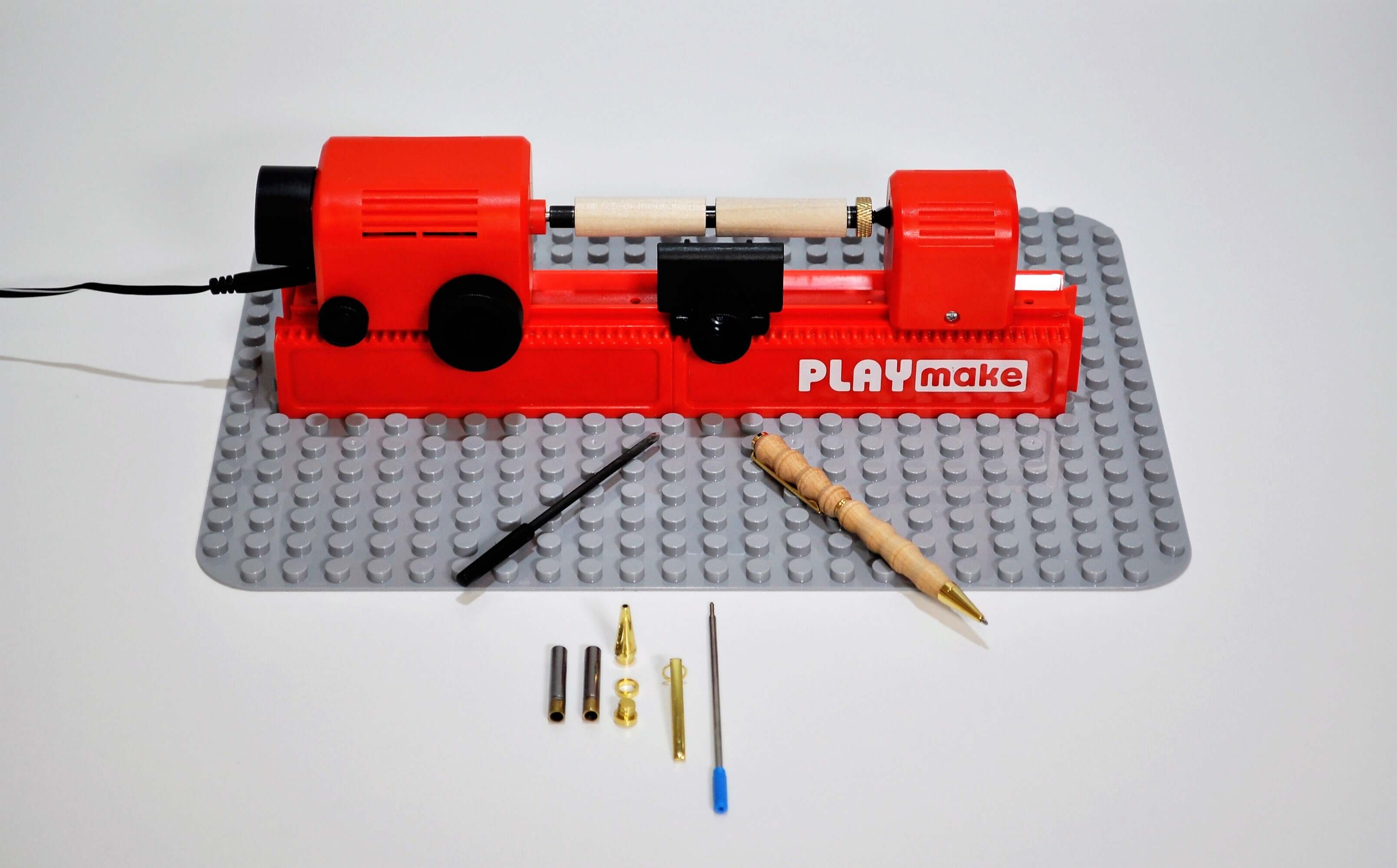 PLAYmake mit Penmaker-Aufnahmedorn, Holzrohlingen und Kugelschreiber-Bauteilen